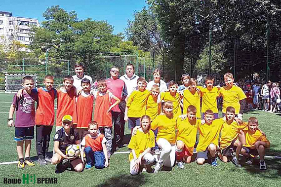 Первые матчи, первое фото друзей-соперников.