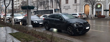 В центре Ростова столкнулись BMW X6, Porsche, Bentley, Toyota Land Cruiser 200, Range Rover и 2 такси