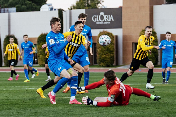 В атаке донские футболисты (синяя форма).