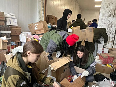 В Ростове-на-Дону сортировали гуманитарную помощь со всей России. Комплектовали по пакетам уже в Крыму