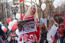 Болельщики встретили хоккеистов фейерверком, и наградили именными медалями