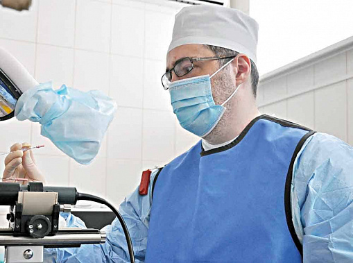 Онколог Александр ФАЕНСОН проводит сеанс брахитерапии.