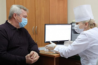 Донской губернатор завершил вакцинацию от коронавирусной инфекции