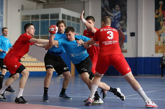 Гандболисты Таганрога в Питере проиграли «Неве» в 1/4 финала чемпионата страны