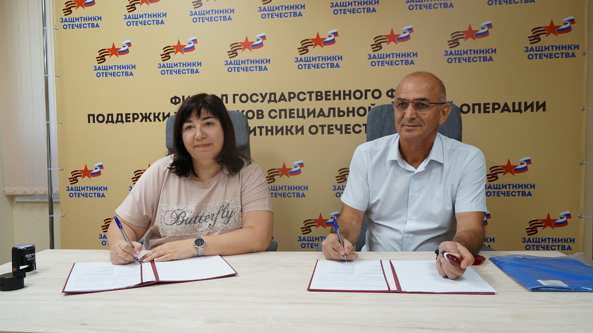 Подтекстовка: Руководитель филиала государственного фонда "Защитники Отечества" Татьяна Карасева и председатель региональной организации "Российский союз ветеранов Афганистана и СВО" Руслан Шамсудинов на подписании соглашения о сотрудничестве. Подтекстовка: Руководитель филиала государственного фонда "Защитники Отечества" Татьяна Карасева и председатель региональной организации "Российский союз ветеранов Афганистана и СВО" Руслан Шамсудинов на подписании соглашения о сотрудничестве.