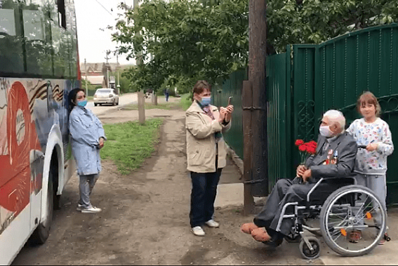 В Сальске освободителя Крыма поздравил городской духовой оркестр