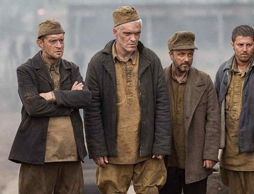 Сделать такую пронзительную картину, так погрузиться в историю о лагере смерти – это творческий подвиг (кадр из фильма).