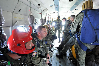 Спецназовцы отработали прыжки с парашютом в Ростовской области