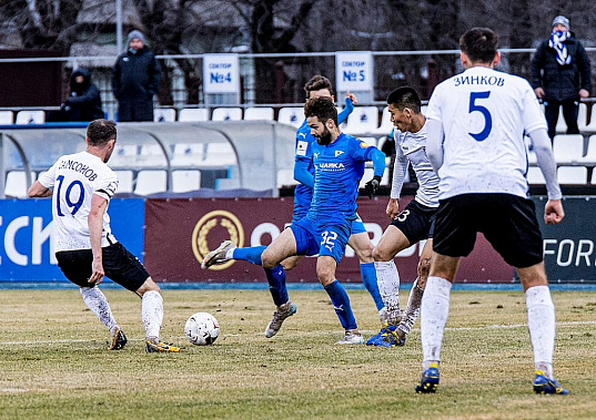 За мяч борется Артем КУЛИШЕВ (№ 32). Фото с сайта ФК «Чайка»