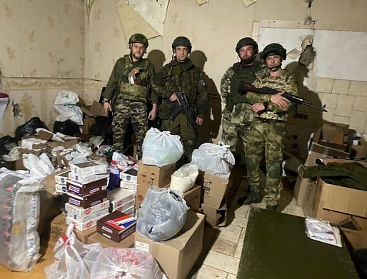 Поисковики из движения «Миус-фронт» привезли в зону СВО шлемы и другие предметы