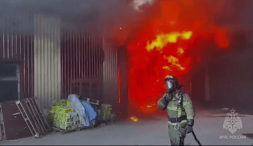 Сгорели склады рядом с Аксайскими рынками. 