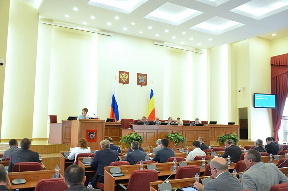 Заместитель губернатора – министр финансов Лилия Федотова (на трибуне) доложила депутатам о планируемых изменениях, касающихся доходов и расходов бюджета 2015 года.