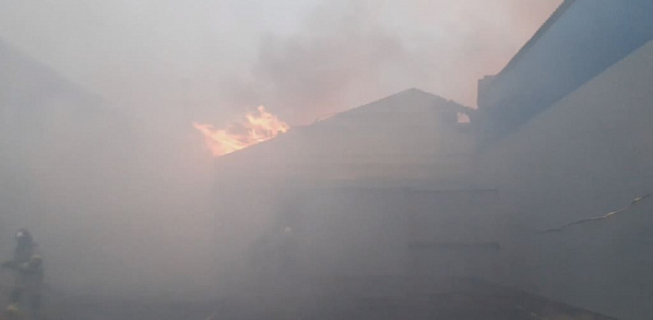 В Новочеркасске пожар охватил 700 кв метров цеха