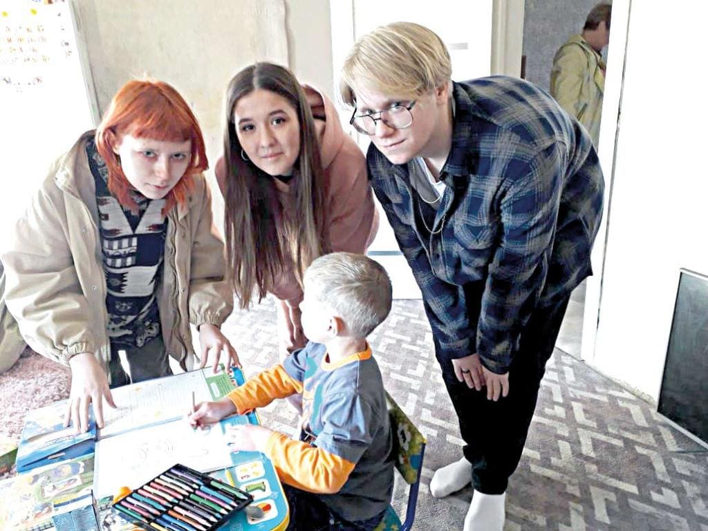 Студенты-волонтеры Дарья КУХАРЕВА, Вероника ЦЫГАНОК и Сергей БАЗАНОВ привезли маленькому Максиму карандаши, раскраски и альбом.