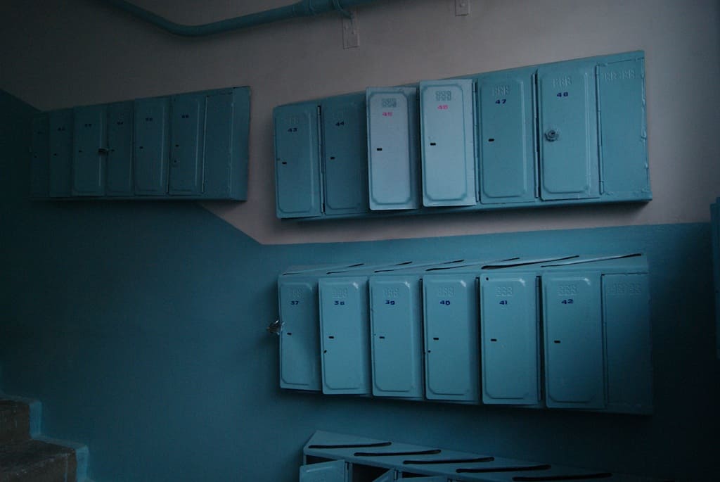 В доме, где используют самые инновационные технологии в системе ЖКХ, до сих пор сохранились почтовые ящики старого образца. Здесь ко всему относятся бережно.