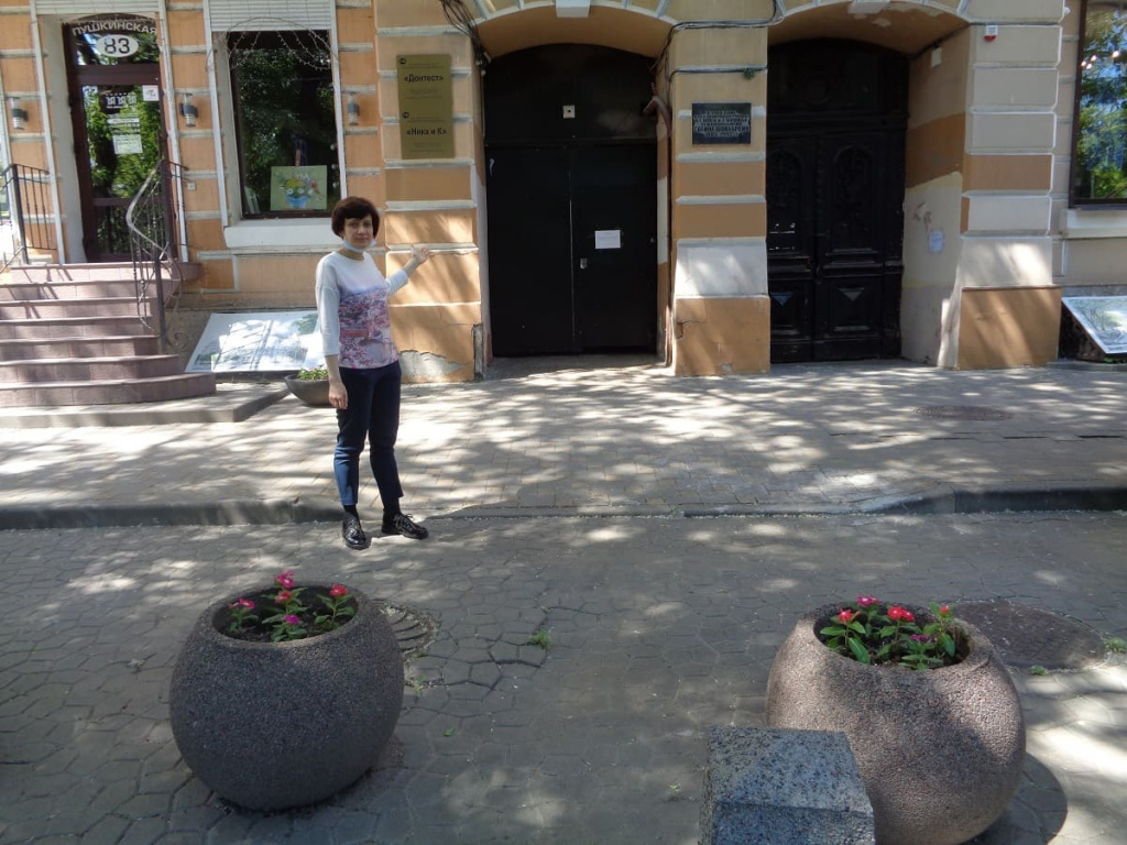 Юрист Татьяна Пашкова показывает вход во двор, который соседка Татьяна Головина хочет сделать въездом, убрав перед ним вазоны (на снимке).