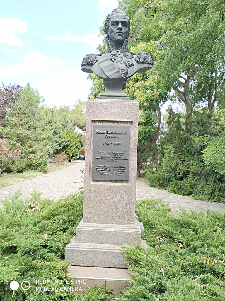 Памятник генералу-фельдмаршалу Ивану Гудовичу, отвоевавшему у турок нынешнюю Одессу и овладевшему Анапской крепостью.
