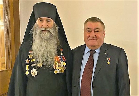 Герой России дончанин Александр Дзюба с Героем Советского Союза монахом Киприаном. 