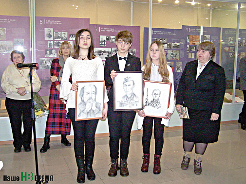 Ученики ростовской школы № 21 проиллюстрировали биографию Солженицына.