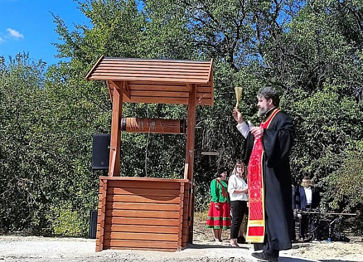 В Родионово-Несветайском районе сегодня освятили крест, памятник и колодец