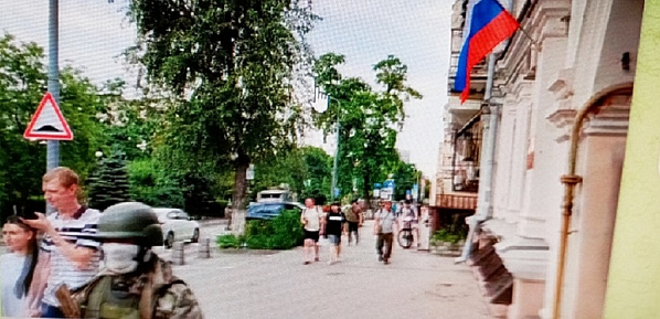 У штаба ЮВО, на углу Пушкинской улицы и Буденновского проспекта. Как видим, ростовчане ведут себя спокойно. Источник фото: телеграм-канал 